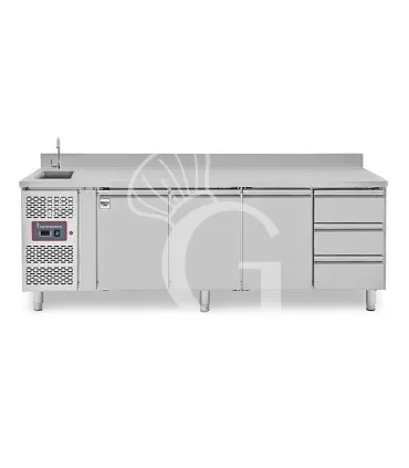 Novità Tavolo refrigerato 3 cassetti 3 porte con lavello e alzatina,motore a sinistra Prof. 700 mm, temp. +2°C/+8°C, con rubinetto