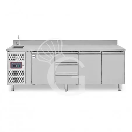 Offerta Del Giorno Tavolo refrigerato 3 cassetti 3 porte con lavello e alzatina,motore a sinistra Prof. 700 mm, temp. +2°C/+8°C, con rubinetto