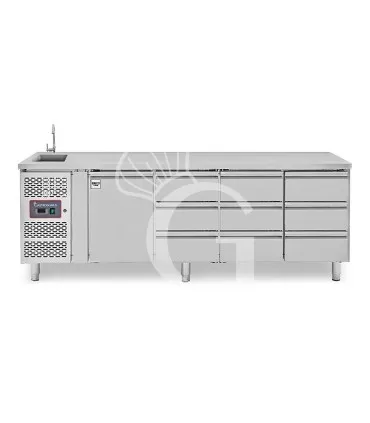 Tavolo refrigerato 9 cassetti 1 porta con lavello,motore a sinistra Prof. 700 mm, temp. +2°C/+8°C, con rubinetto Prezzo Scontato
