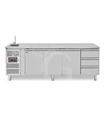 Tavolo refrigerato 3 cassetti a destra, 3 porte, lavello, rubinetto, motore a sinistra, P 700 mm, +2°C/+8°C Novità