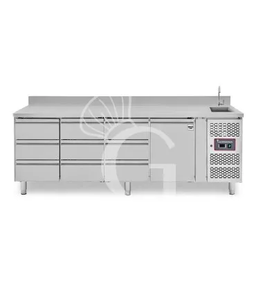 Tavolo refrigerato 9 cassetti 1 porta con lavello e alzatina, Prof. 700 mm, temp. +2°C/+8°C, completo di rubinetto Pagamento Sicuro