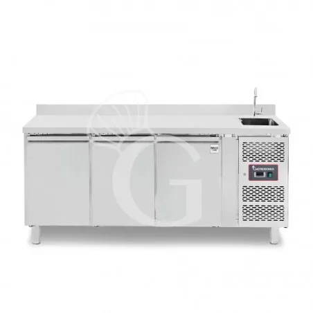 Tavolo refrigerato 3 porte con lavello e alzatina,motore a destra, Prof. 700 mm, temp. +2°C/+8°C, completo di rubinetto Nuovo Arrivo