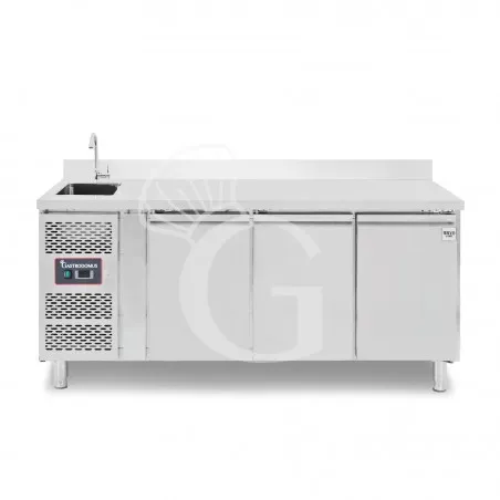Tavolo refrigerato 3 porte con lavello e alzatina, motore a sinistra, P 700 mm, temp +2°C/+8°C, completo di rubinetto Quantità Limitata
