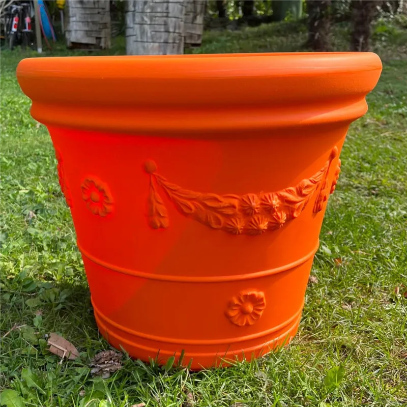 Vaso festonato in Polietilene con decoro a rilievo TONDO dimensioni 55x43xh 40 cm adatto interno esterno colore arancio Kloris Subito Disponibile