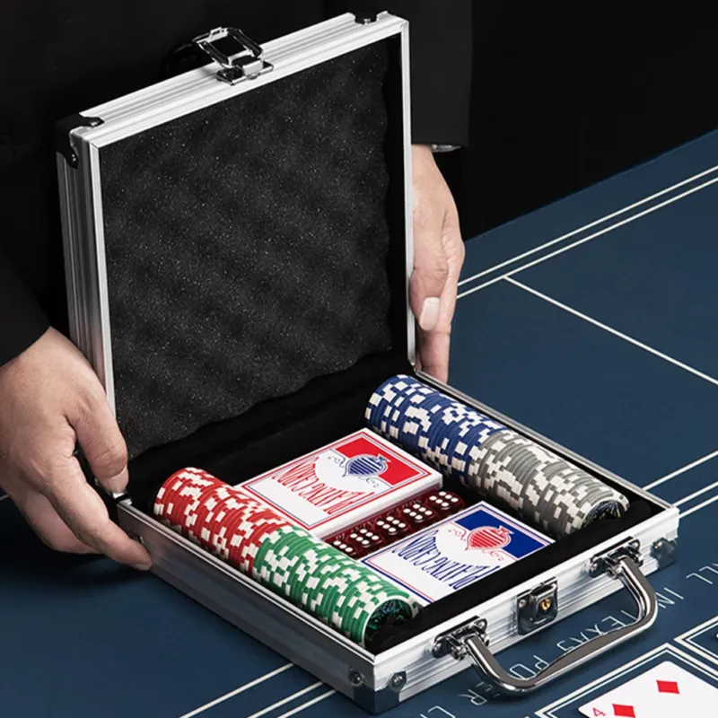 Set Valigetta Poker 100 Chip Fiches in Alluminio 2 Mazzi Texas Hold‘em Blackjack Promo Stagionale