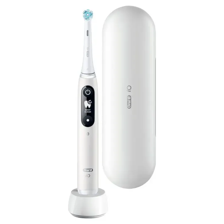 Oral-B iO - 6 - Spazzolino Elettrico Ricaricabile Bianco Con Display In Bianco E Nero, 1 Testina, 1 Custodia Da Viaggio Prezzo Ridotto